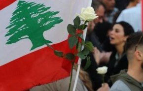 چهل‌وششمین روز تظاهرات لبنان، زنان با گُل به میدان آمدند