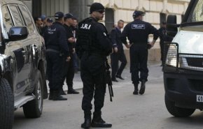 شاهد .. تأجيل محاكمة مسؤولين سابقين في الجزائر