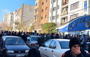 تجمع 500 نفره و هجوم هواداران به ساختمان باشگاه استقلال
