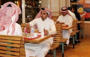 اصلاحات جدید بن سلمان؛ زنان و مردان می‌توانند از یک در وارد رستوران‌ها شوند
