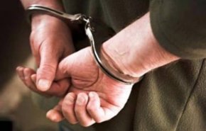 بالفيديو...مجرم بطريقة ذكية يهرب من قفص المحكمة امام كل الحرس
