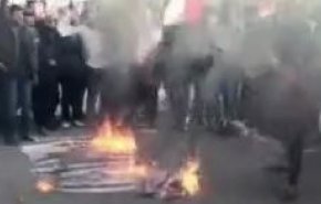 تظاهرات ضد آمریکایی در عراق و به آتش کشیدن پرچم های آمریکا و رژیم صهیونیستی + فیلم