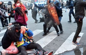 حمله پلیس فرانسه به معترضان پاریس با گاز اشک‌آور
