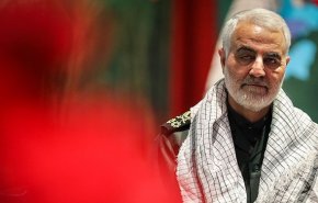 فیلم|تعویض پرچم گنبد مطهر امام رضا علیه‌السلام در پی شهادت سردار حاج قاسم سلیمانی