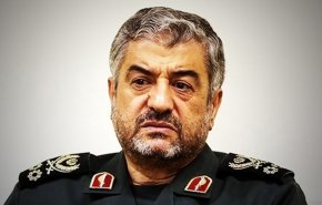 فیلم| سرلشکر جعفری: این دست نازنین حاج قاسم سلیمانی که بازمانده در عملیات طریق القدس ترکش خورده بود