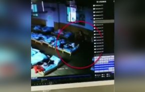الكاميرات تفضح جريمة مربية بروضة الأطفال (فيديو)