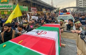 آسوشیتدپرس: هزاران عراقی در مراسم تشییع سلیمانی و ابومهدی شعار مرگ بر آمریکا سر دادند

