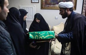 پرچم حرم حضرت معصومه(س) به همسر شهید سلیمانی اهدا شد