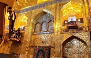 نصب تصاویر سرداران شهید سلیمانی و المهندس بر ایوان طلای حرم علی بن موسی الرضا(ع)