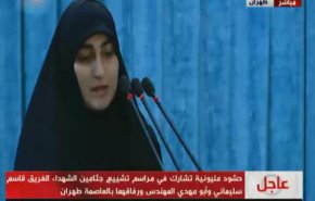 دختر سردارسلیمانی: پدر ما را برای پشتیبانی از ولایت فقیه تربیت کرد/ خانواده‌های سربازان آمریکایی منتظر مرگ فرزندانشان باشند