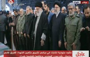اقامه نماز رهبر معظم انقلاب بر پیکر مطهر حاج قاسم سلیمانی و همرزمان شهیدش