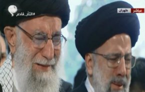 فیلم | گریه رهبر معظم انقلاب در هنگام اقامه نماز بر پیکرهای مطهر شهدای جبهه مقاومت