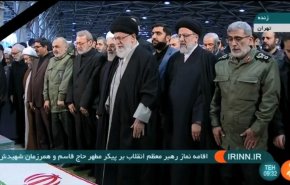 فیلم کامل اقامه نماز بغض آلود رهبر معظم انقلاب بر پیکر سردار شهید حاج قاسم سلیمانی