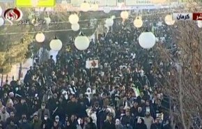 عکس| خیابان های شهر کرمان مملو از جمعیت منتظر برای تشییع پيکر پاک شهید سپهبد قاسم سليماني
