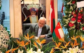 ظریف دفتر یادبود سلطان قابوس را امضا کرد