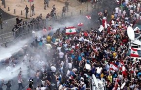 المتظاهرون اللبنانيون يستخدمون  أشعة الليزر لتشتيت تركيز قوى الأمن