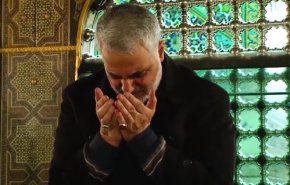 تصاویر دیده نشده از سردار سلیمانی در حرم رضوی
