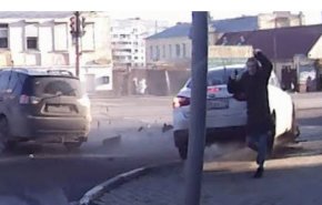  شاب ينجو بأعجوبة من انزلاق سيارتين نحوه بسبب الصقيع