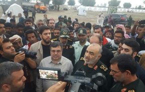 فرمانده کل سپاه از مناطق سیل‌زده جاسک بازدید کرد