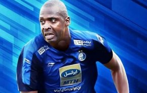 برخورد عجیب پرسنل فرودگاه مهرآباد با مهاجم استقلال + ویدئو