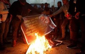 جوانان فلسطینی در اعتراض به معامله قرن، عکس ترامپ را آتش زدند

