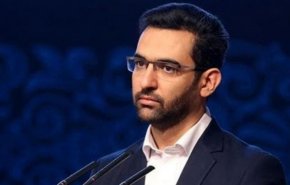 رونمایی وزیر ارتباطات از لباس فضانوردان ایرانی/ سفارش ساخت 5 کپسول فضایی حمل انسان به مدار ۱۹۰ کیلومتری در پژوهشگاه هوا ـ فضا
