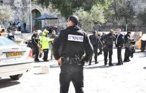 الاحتلال يعتقل أفرادا من عائلة منفذ عملية إطلاق النار بالقدس