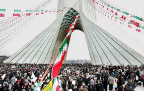 خیابان‌های منتهی به میدان آزادی قبل از آغاز رسمی مراسم مملو از جمعیت است
