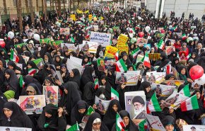رویترز: ایرانی‌ها در اوج تنش‌ها با آمریکا، سالگرد انقلاب را گرامی داشتند