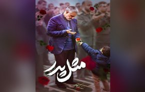 ماجرای گل دادن فرزند شهید مدافع حرم به سردار سلیمانی هنگام خواندن نماز+فیلم