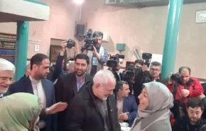 ظریف رای خود را در حسینیه جماران به صندوق انداخت