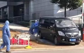 فيديو يمزق القلوب.. زوجة 'بطل كورونا' تنهار وراء جثمان زوجها