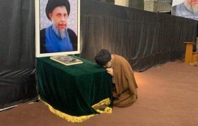 عکس.. مقتدا صدر به زیارت پدر و عموی شهیدش رفت
