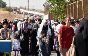 شاهد.. اتراك غاضبون يهاجمون محال سوريين في تركيا