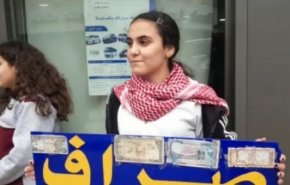 مجموعة من الشبان تجبر محال الصيرفة على الإقفال في صيدا
