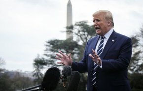 ترامپ با وجود هشدارها درباره «کرونا»، با هوادارانش دست داد + فیلم
