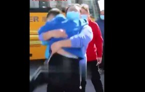 شاهد لحظة استقبال طفل لوالدته الطبيبة التي عادت من ووهان