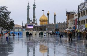 فیلم| حادثه نشست زمین و سقوط دو دستگاه خودرو سواری به گودال در قم