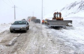بارش شدید برف در محورهای هراز و فیروزکوه + فیلم