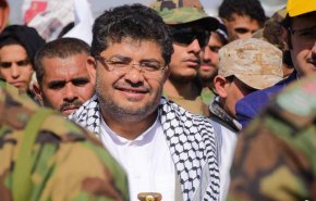 بعد دخوله بعربة سعودية..شاهد كيف استقبل أهالي صنعاء محمد علي الحوثي 