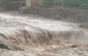 جاری شدن سیل شدید در پایتخت یمن؛ آب دو نفر را با خود برد
