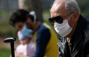 جمع الملايين لمحاربة كورونا وهو على مشارف الـ 100 عام