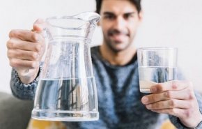 نوشیدن آب باعث کاهش ابتلا به کرونا می‌شود؟
