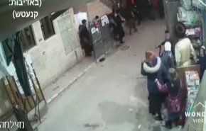 پرتاب بمب به سمت دختر ۸ ساله توسط پلیس رژیم صهیونیستی + فیلم