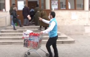 شاهد..مسجد في تركيا يوزع مجانا مايحتاجه الناس في ظل كورونا