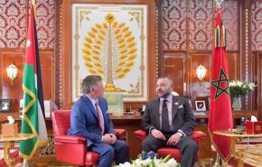 الملك المغربي ونظيره الأردني يهاتفان حول 