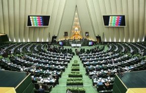 حضور ظریف در مجلس برای پاسخ به سوالات 10 نماینده ای که همگی غایب بودند