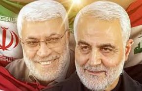 تصویر سردار شهید قاسم سلیمانی و ابومهدی المهندس در نمایشگاه صنایع دستی در منطقه سحار در صعده یمن