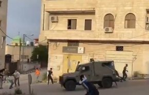 مقابله جوانان فلسطینی با کاروان نظامیان صهیونیست + فیلم