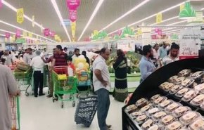 شاهد.. تصرف شابين داخل سوبرماركت يثير غضب السعوديين!
